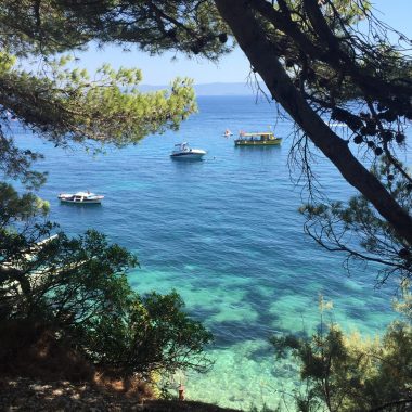 Bol: cidade de Brac e a famosa praia de Zlatni Rat