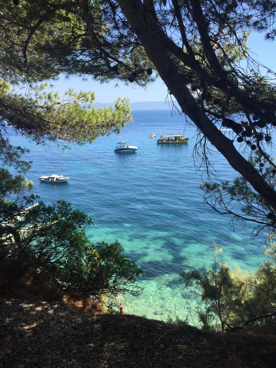 Bol: cidade de Brac e a famosa praia de Zlatni Rat